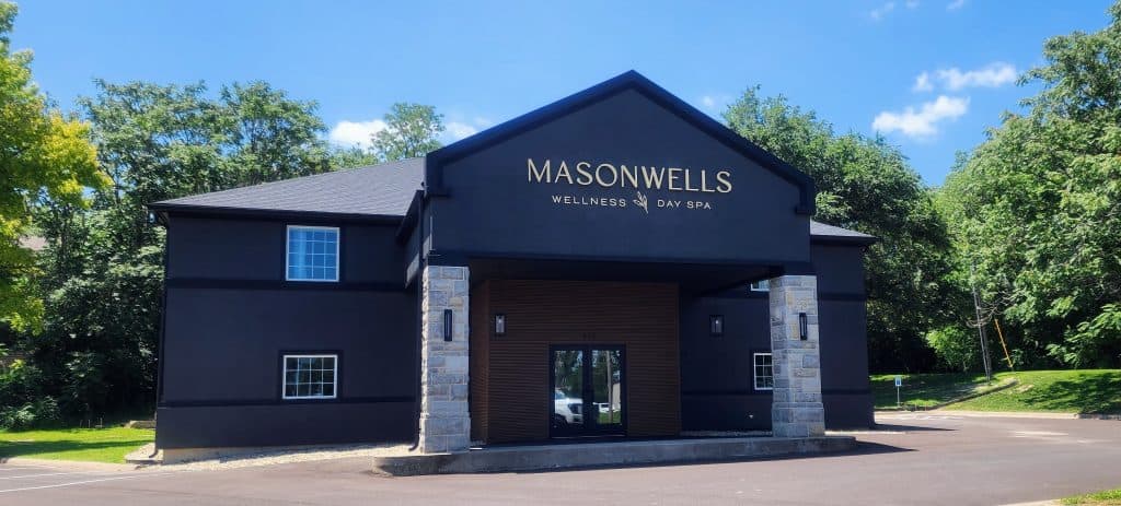 A building that says maswells motel and suites.