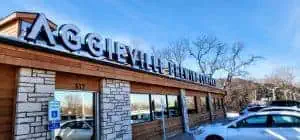 A building with cars parked in front of it.